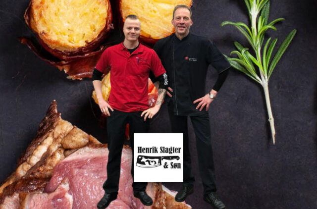 Henrik Slagter og sønnen Peter sætter mere fokus på gode tilbud og festmad med ændrede åbningstider. Henrik og Peter står bag deres logo og foran forskellige lækre retter fra deres sortiment